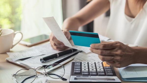 Mejor con tarjeta que con dinero en efectivo